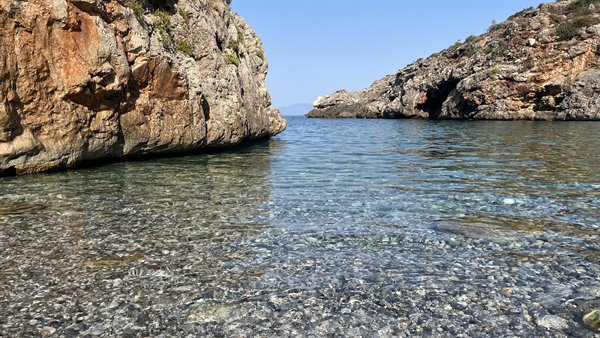Crystal-clear water among the rocks: a corner of paradise just for us.