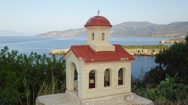 A little chapel guards the blue sea: a moment of peace.