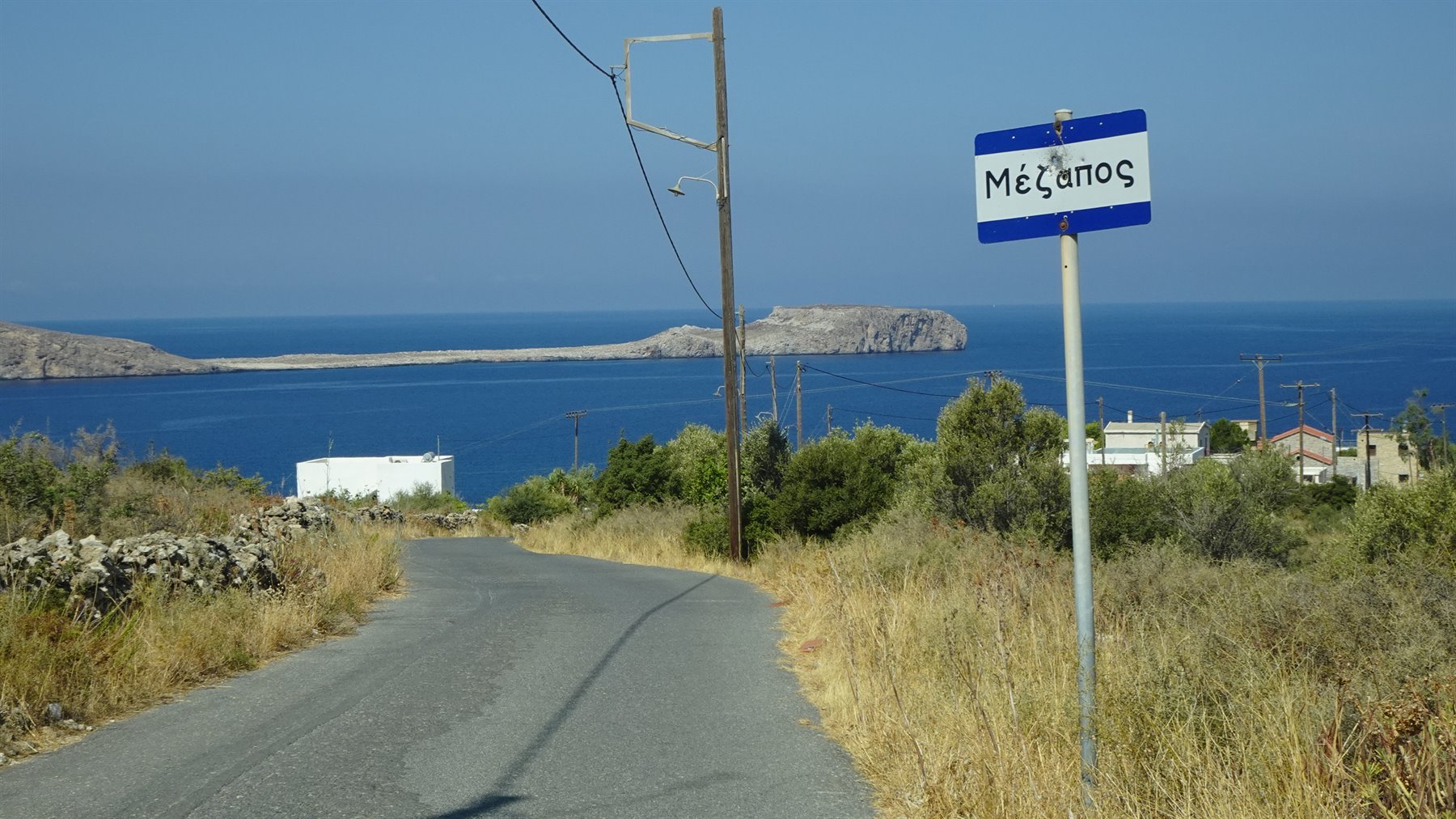 Benvenuti a Mesochori: il blu del mare riempie il cuore.