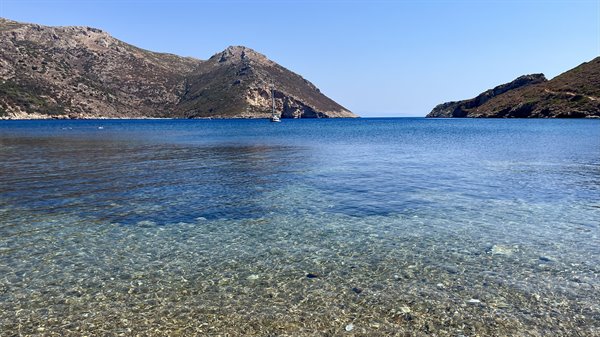 Crystal-clear waters among the mountains: moments of peace to remember.