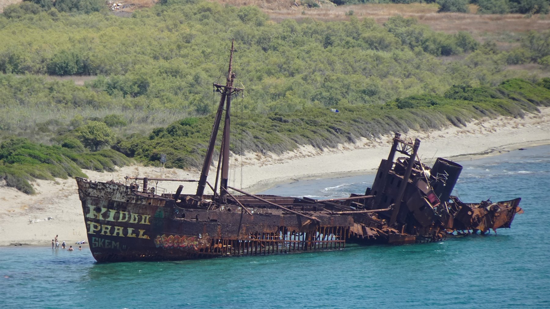 Il vecchio relitto dorme in acque turchesi, commovente incontro.