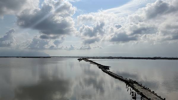 A seafront forgotten by time, reflected between sky and silence.