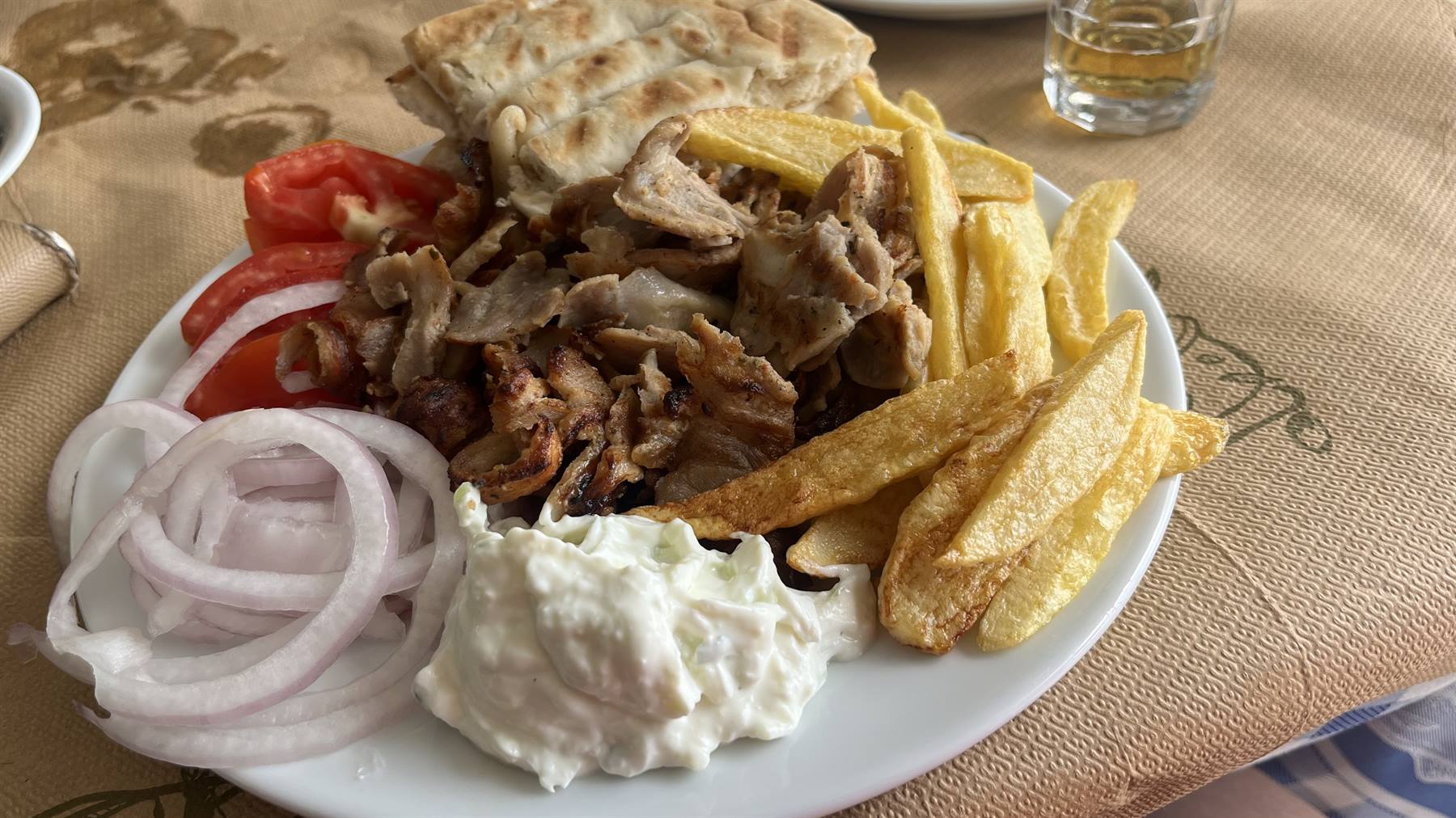 Giro in Grecia: gyro caldo e tzatziki, pranzo perfetto.