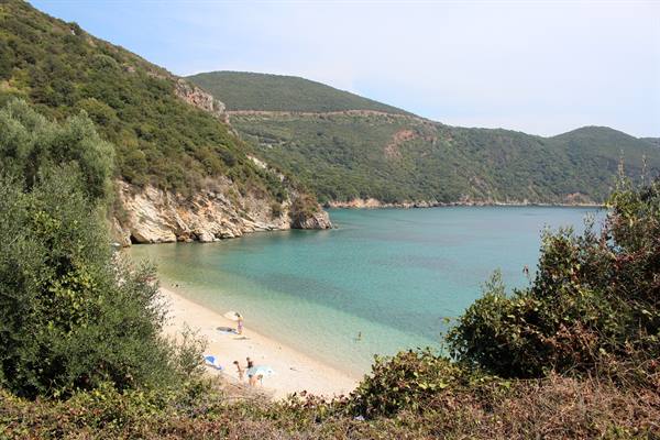 A small hidden bay, emerald sea: we stop for an instant, and time stops.