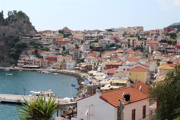 A small Greek harbour, colourful houses and a calm sea: a full heart.