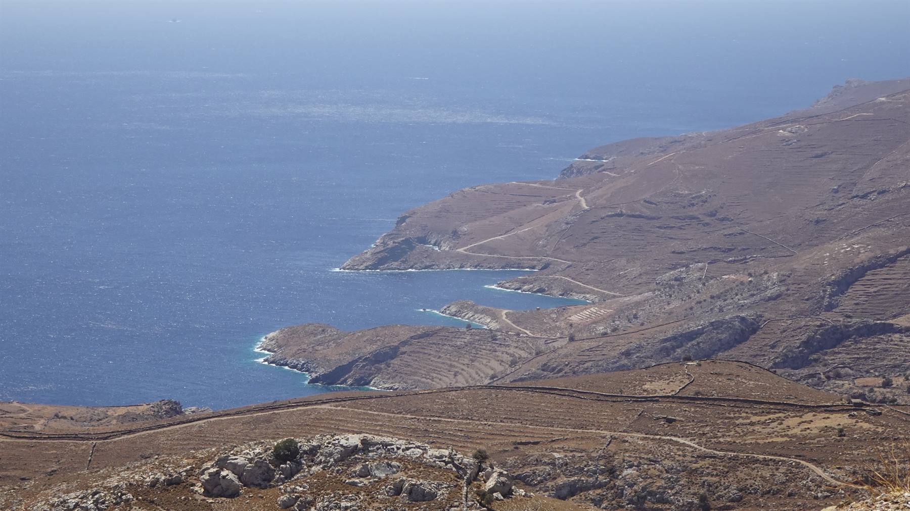 Il blu infinito del mare incontra le colline dorate dell'isola.