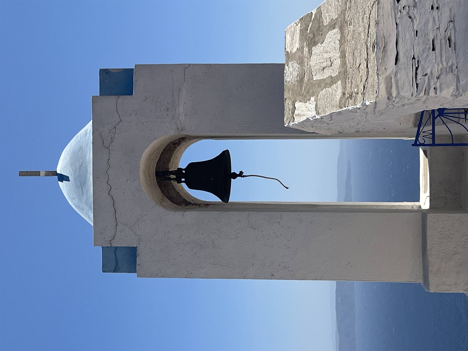 La campana silenziosa custodisce il mare azzurro di quelle isole.