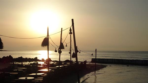 Golden sunset over the sea: the day ends here, in silence.