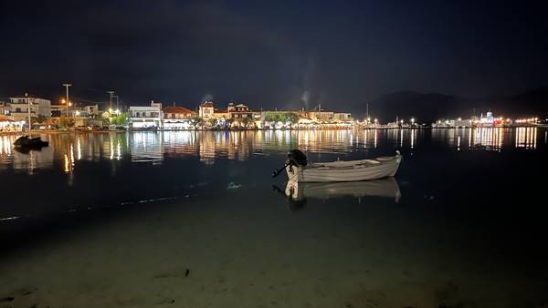 The boat sleeps, the lights dance on the water. A magical night.