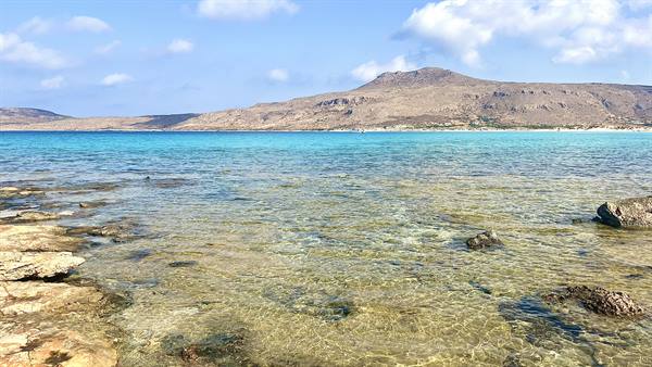 Crystal-clear water and silence: the world stops here.