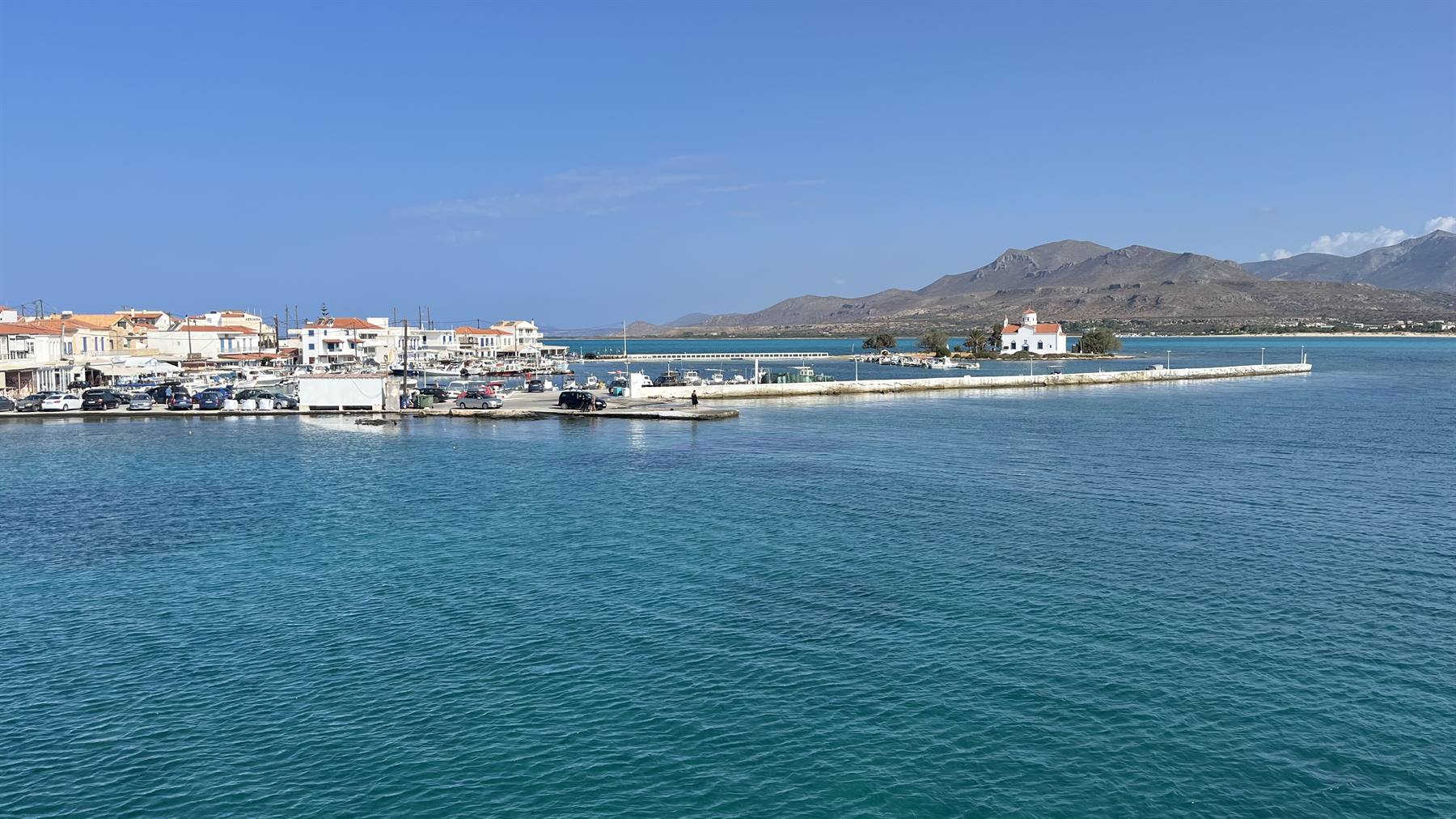 Il porto ci saluta con questo mare turchese indimenticabile.