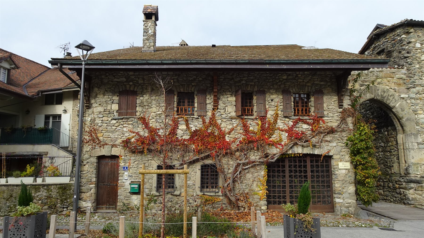 Casa in pietra con edera rossa autunnale, Yvoire