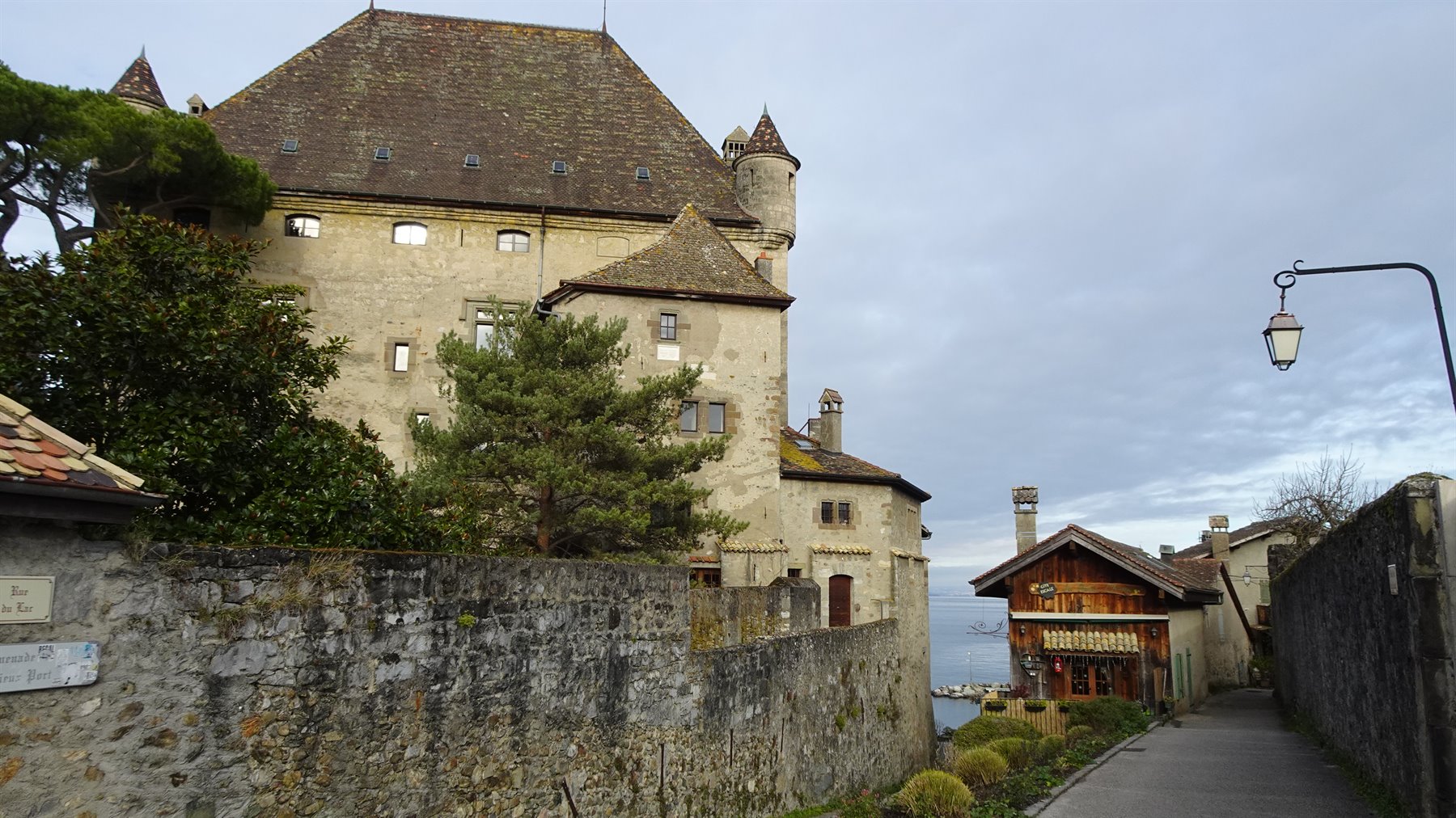 Il castello medievale di Yvoire in pietra accanto al lago con vicolo e lanterna