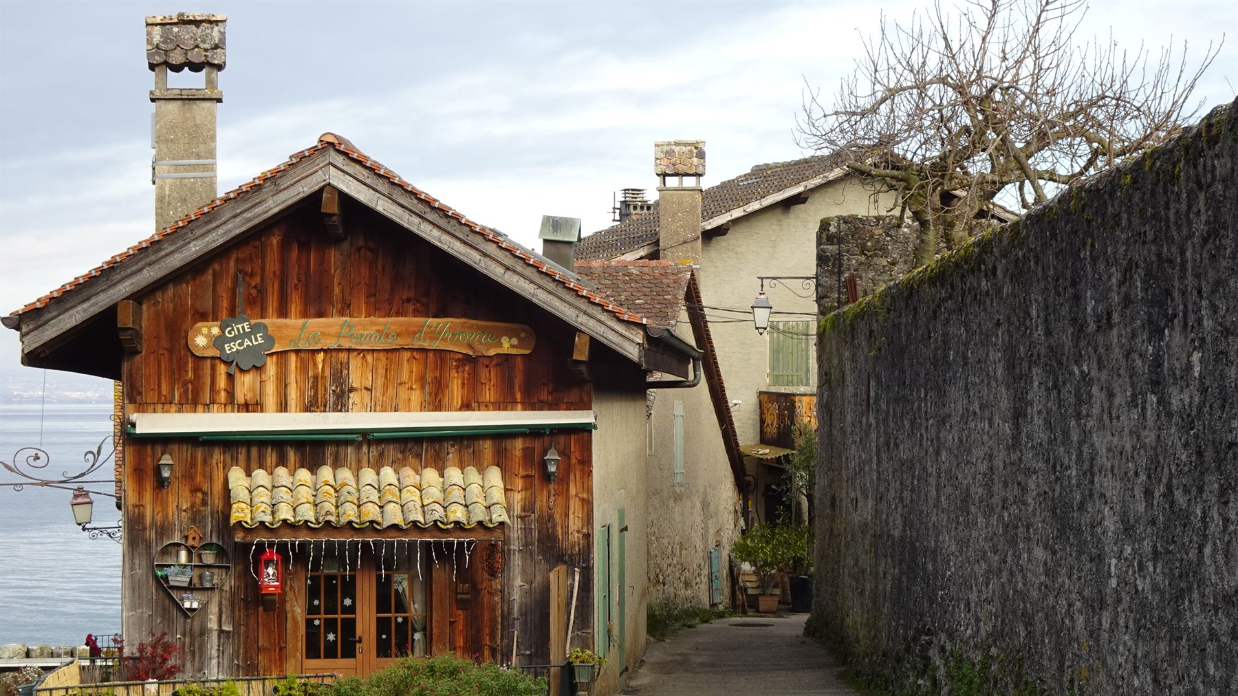 Yvoire, case in legno e pietra sul lago di Ginevra, luce soft