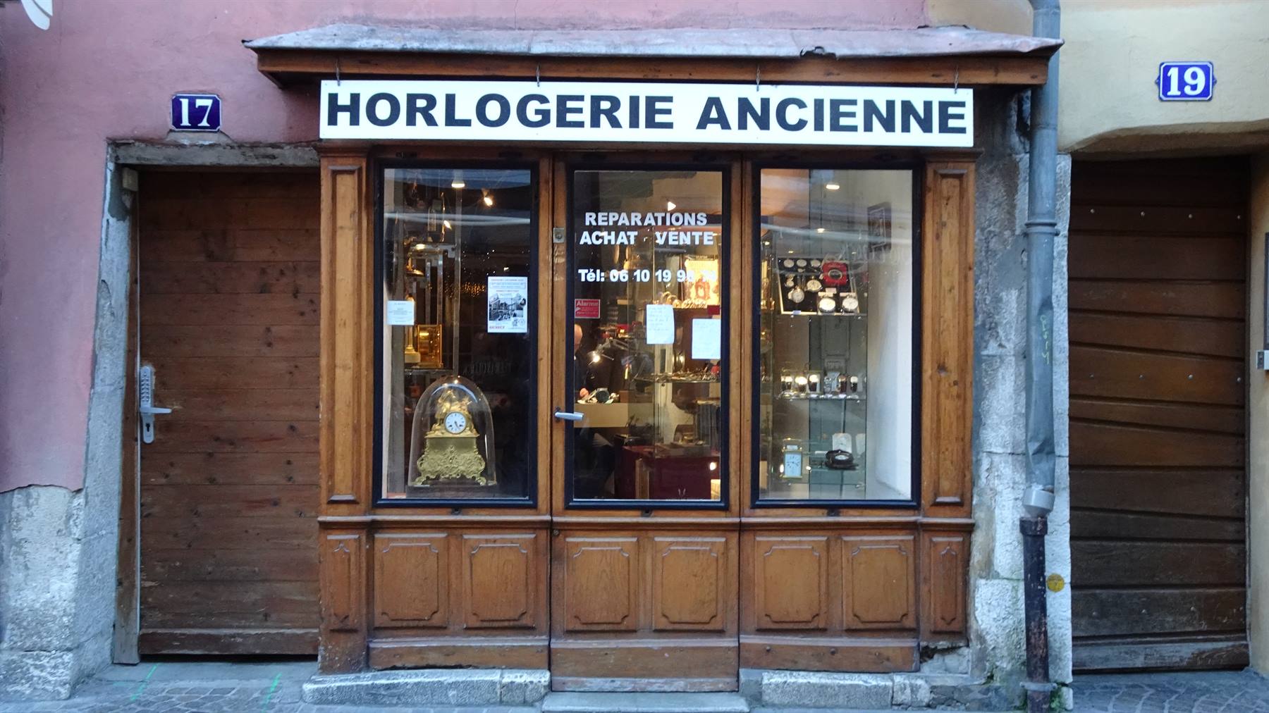 La vetrina in legno dell'Horlogerie Ancienne con orologi antichi illuminati