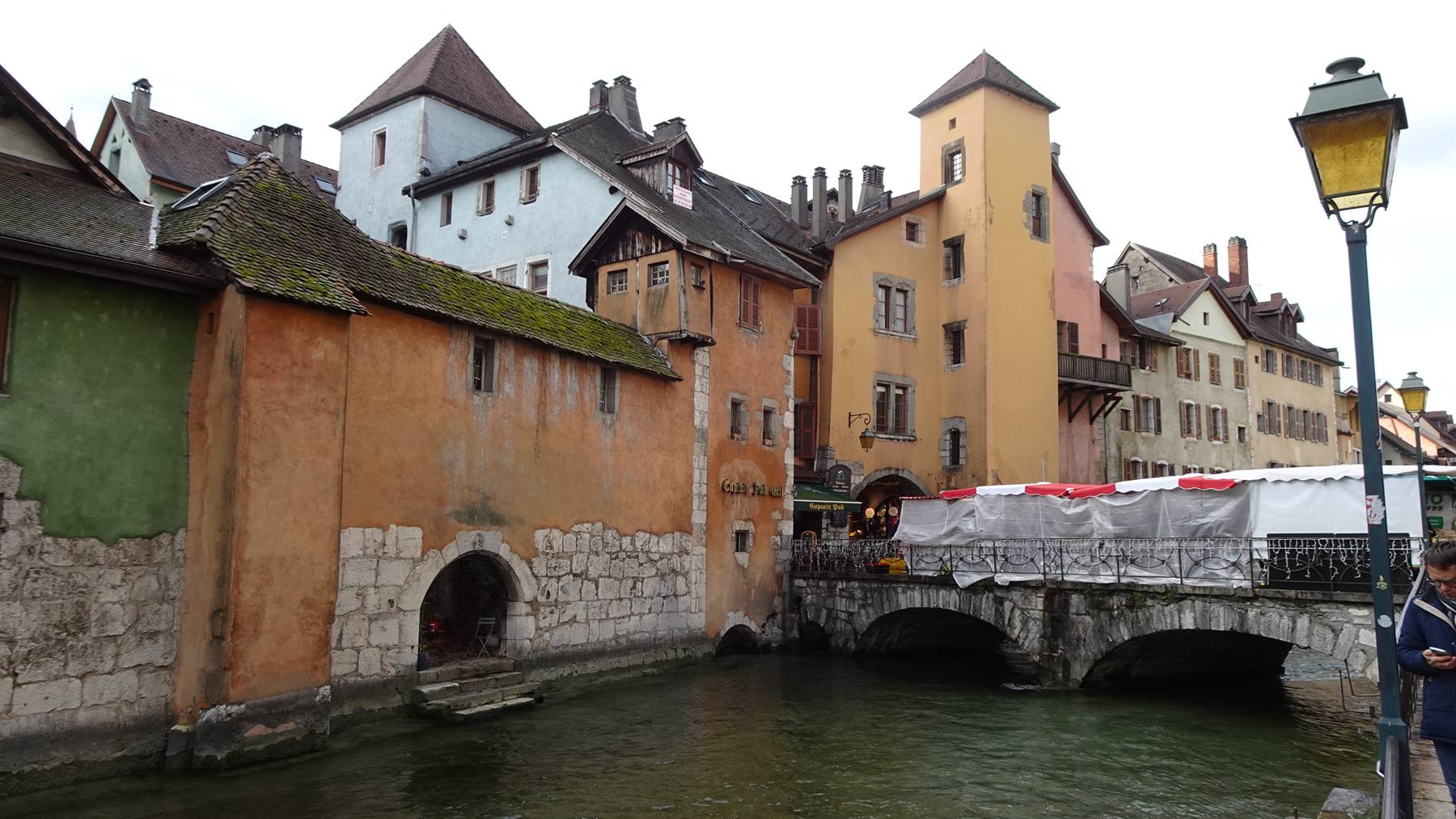 Case colorate e ponte in pietra sul canale di Annecy