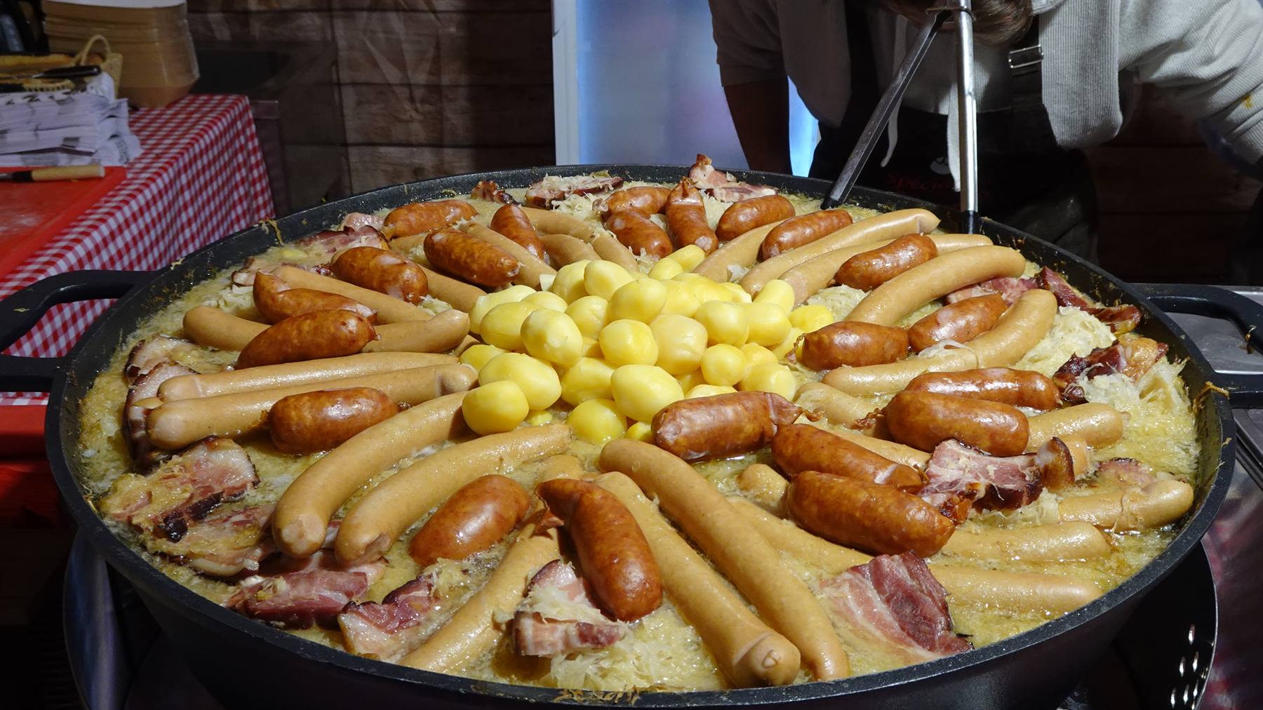 Padella gigante di choucroute con salsicce, patate e pancetta, servita al mercatino di Yvoire