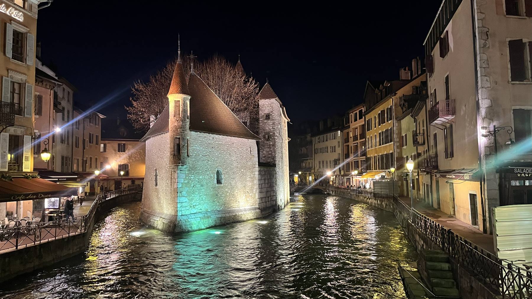 Palais de l'Isle illuminato di notte sul canale, Annecy