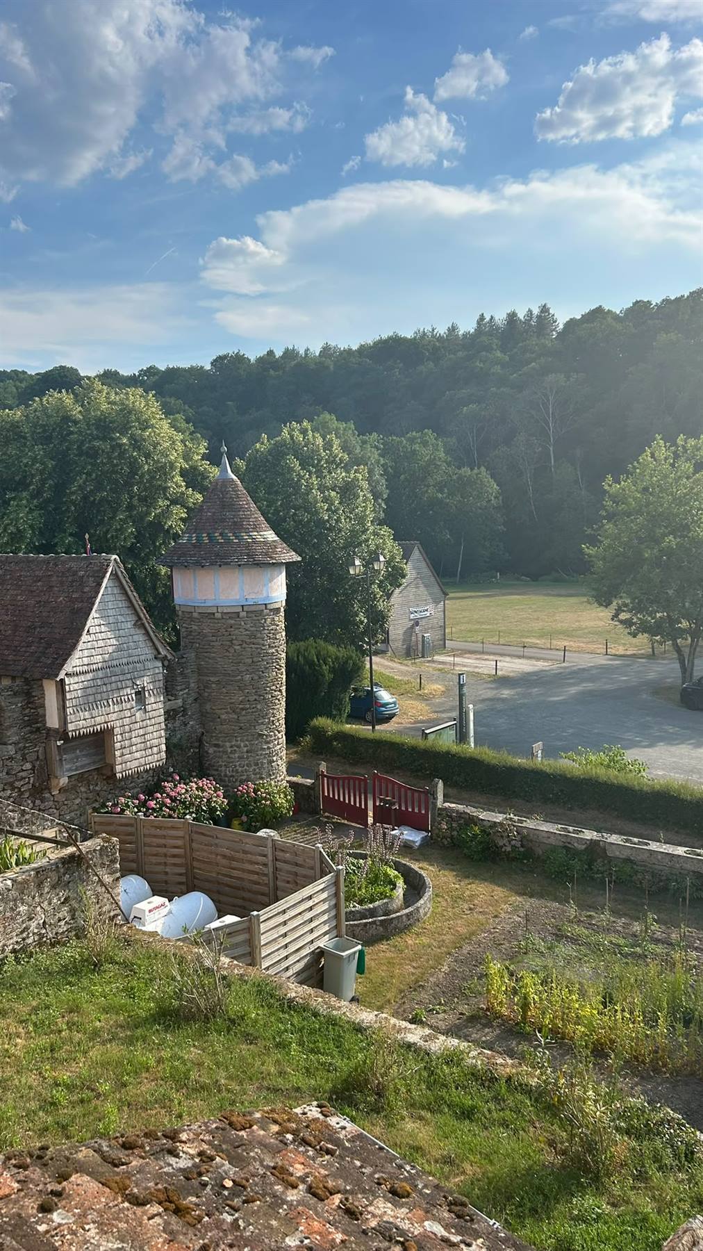 Torre di pietra con tetto conico e giardino a Saint Ceneri le Gerai