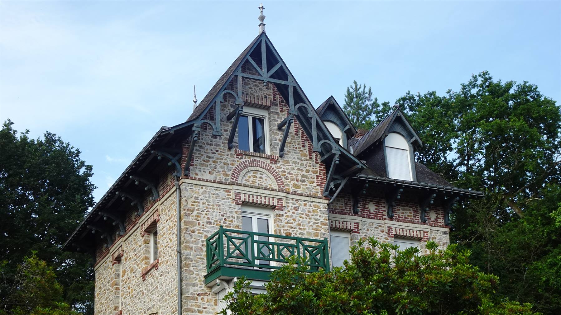 Villa in pietra e mattoni con balcone verde tra gli alberi, Saint Ceneri le Gerai