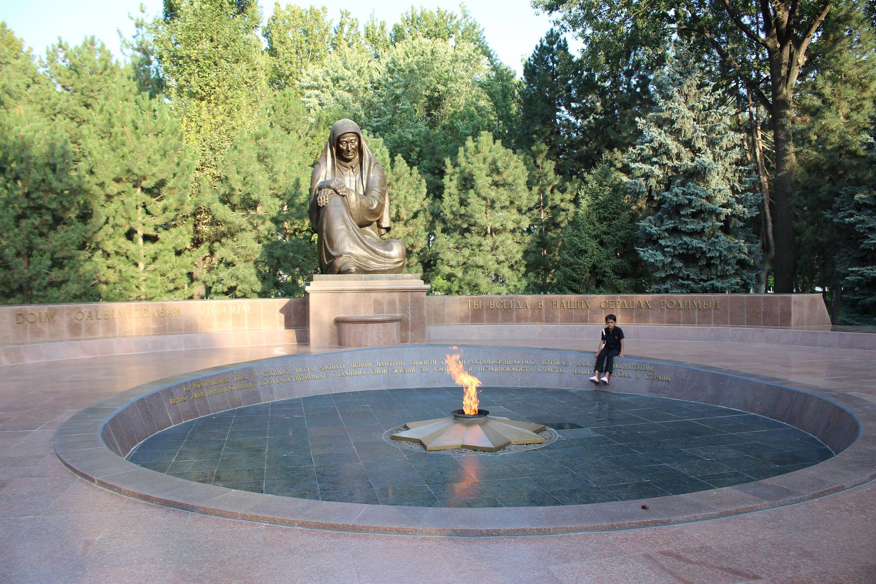 Memoriale della Dolore a Tashkent, fiamma eterna tra gli alberi verdi
