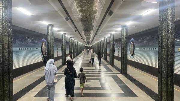 Stazione della metropolitana Kosmonavtlar a Tashkent, colonne scintillanti e mosaici
