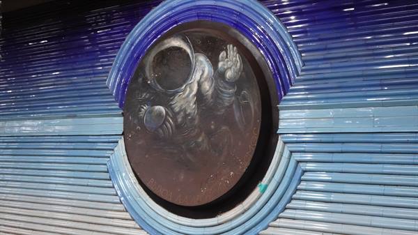 Dipinto di cosmonauta su piatto di ceramica, stazione Kosmonavtlar della metro di Tashkent