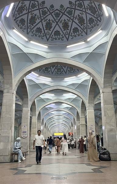 Metropolitana di Tashkent, volte azzurre decorate e viaggiatori che camminano