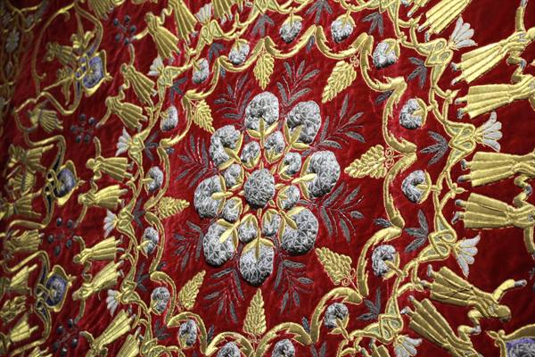 Ricamo dorato e argentato su velluto rosso, tradizione uzbeka