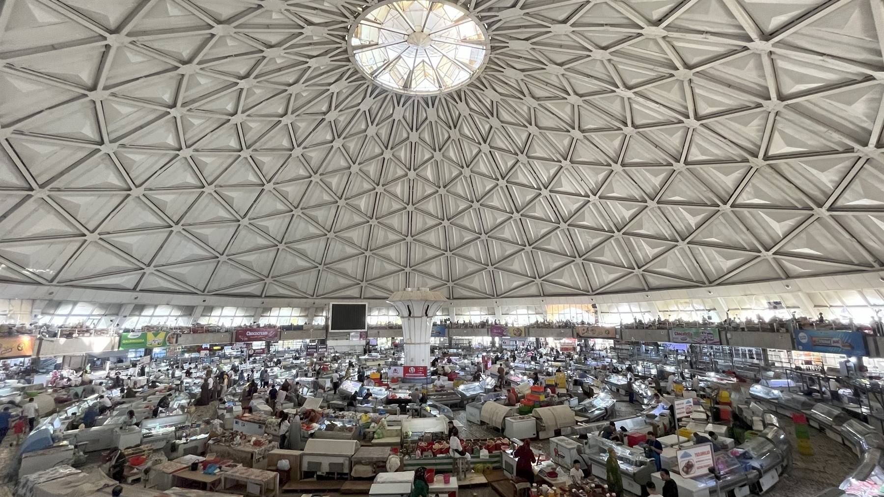 Il bazar coperto Chorsu a Tashkent sotto l'enorme cupola geometrica