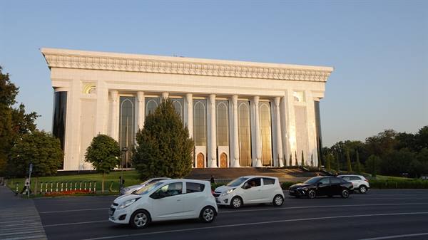 Automobili transitano davanti al Palazzo dei Forum a Tashkent