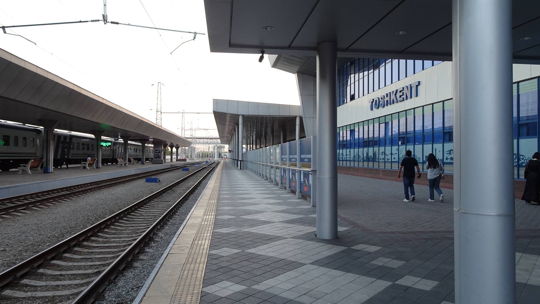 Binari e marciapiede alla stazione ferroviaria di Tashkent