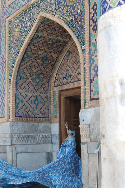 Donna con abito blu al portale piastrellato del Registan, Samarcanda