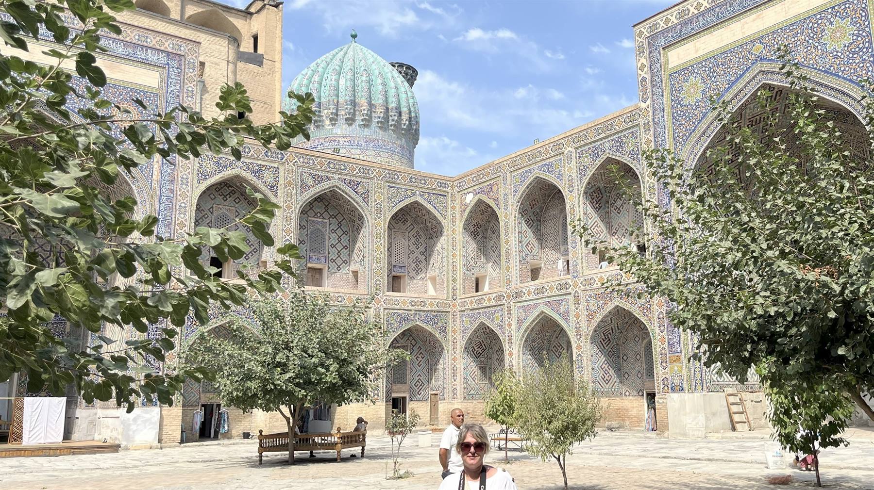 Nel cortile del madrasa di Tilla-Kari, a Samarcanda