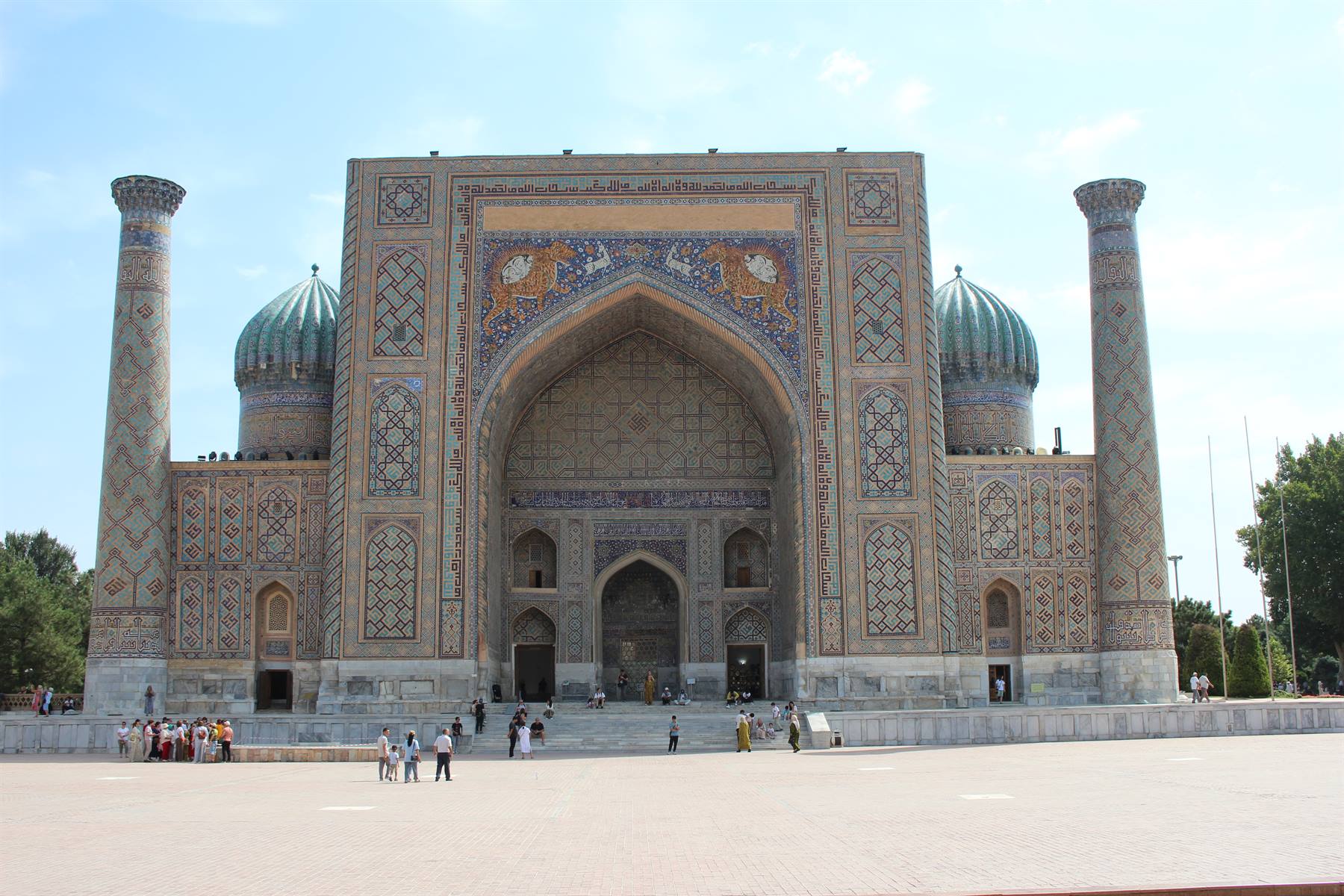 Registan di Samarcanda: maestoso portale a mosaico sotto il cielo azzurro