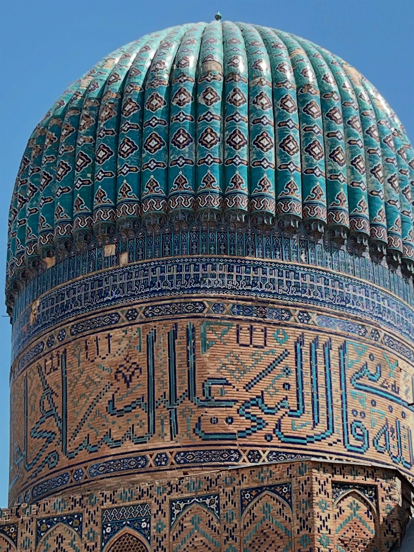 Cupola di maiolica turchese con calligrafia a Samarcanda
