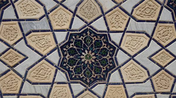 Mosaico a stella a Samarcanda: maioliche blu intrecciate a pannelli intagliati beige