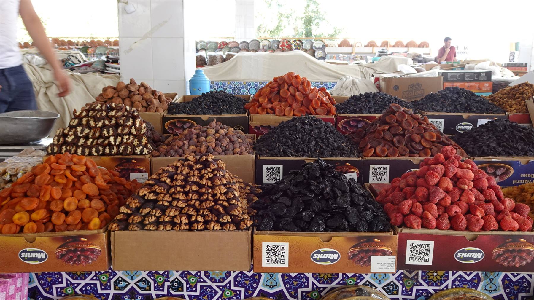 Frutti secchi e noci in casse al mercato di Tashkent