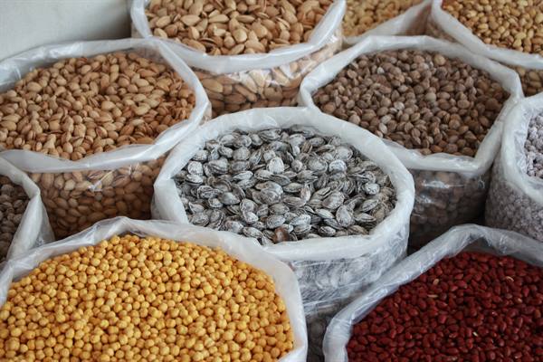 Sacchi di frutta secca e legumi colorati al bazar di Samarcanda