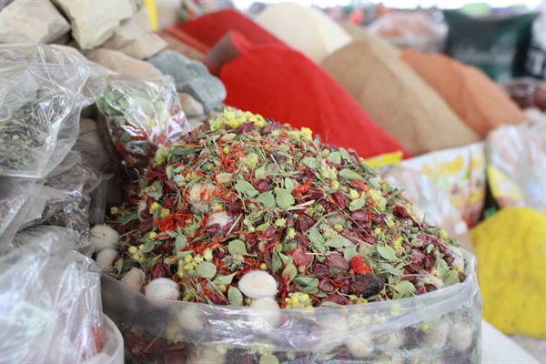 Sacco di erbe e fiori secchi colorati al mercato di Siyob, Samarcanda