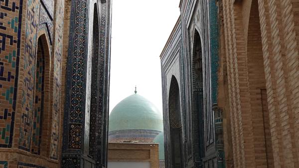 Shah-i-Zinda, cupola turchese tra mausolei di maiolica smaltata a Samarcanda