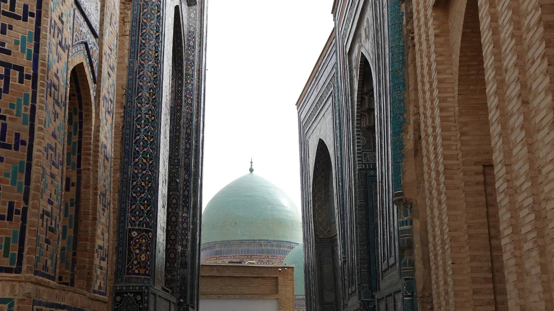 Shah-i-Zinda, cupola turchese tra mausolei di maiolica smaltata a Samarcanda