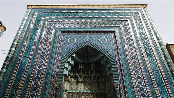 Portale in maiolica turchese a Samarcanda, luce di mezzogiorno