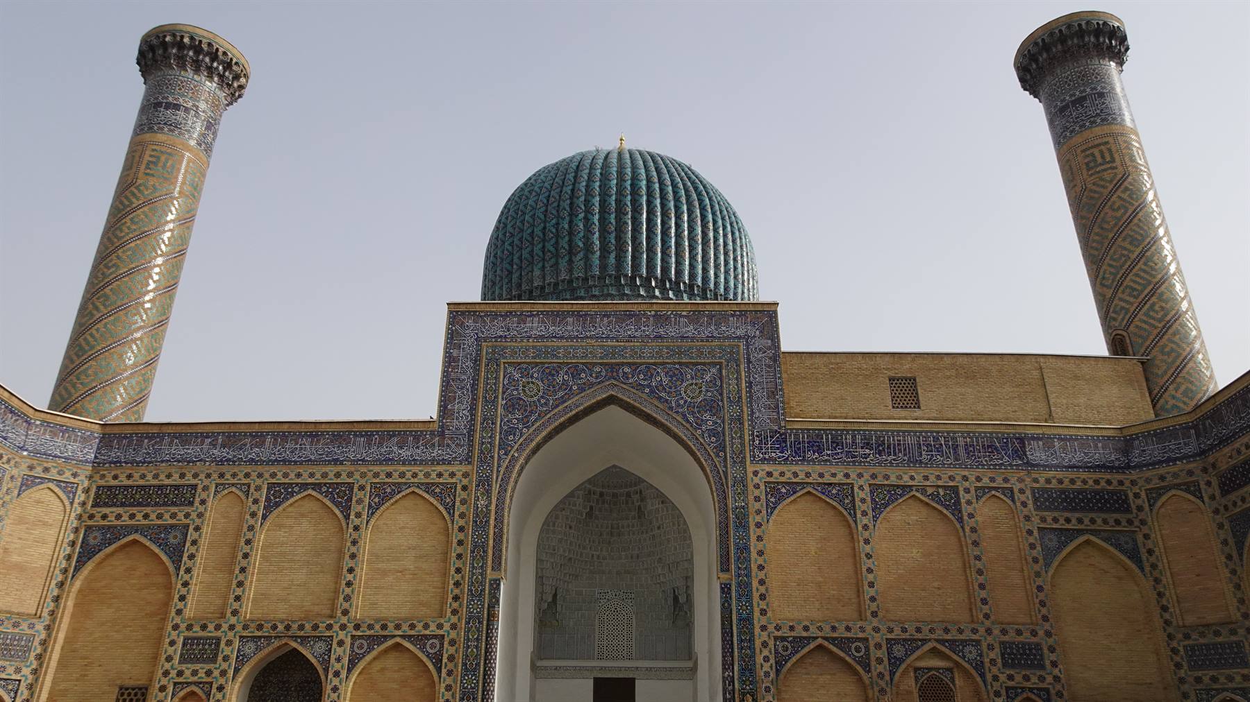 Madrasa a Samarcanda, cupola verde e minareti decorati di maioliche