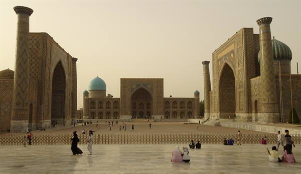 Registan di Samarcanda, piazza vuota sotto la luce calda del mattino