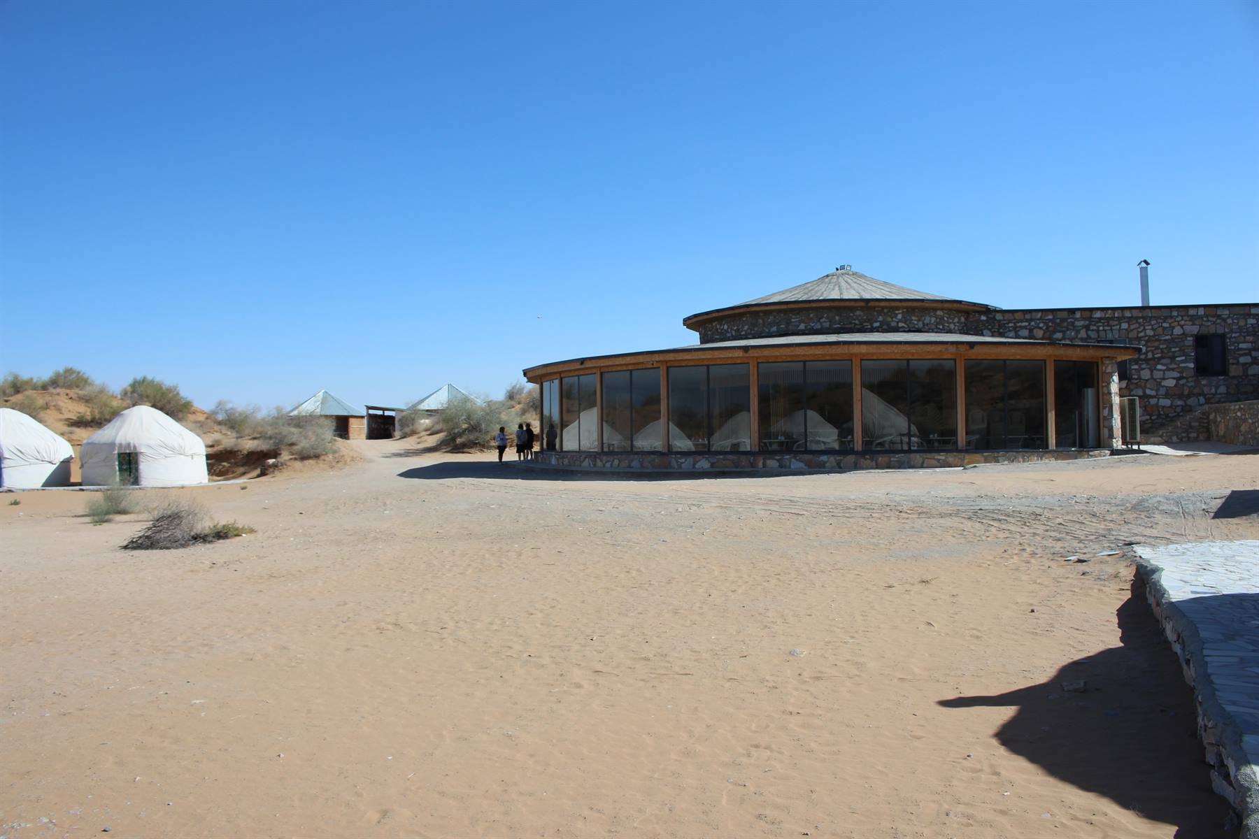 Campeggio con iourte tra le dune sabbiose, Aydar Lake
