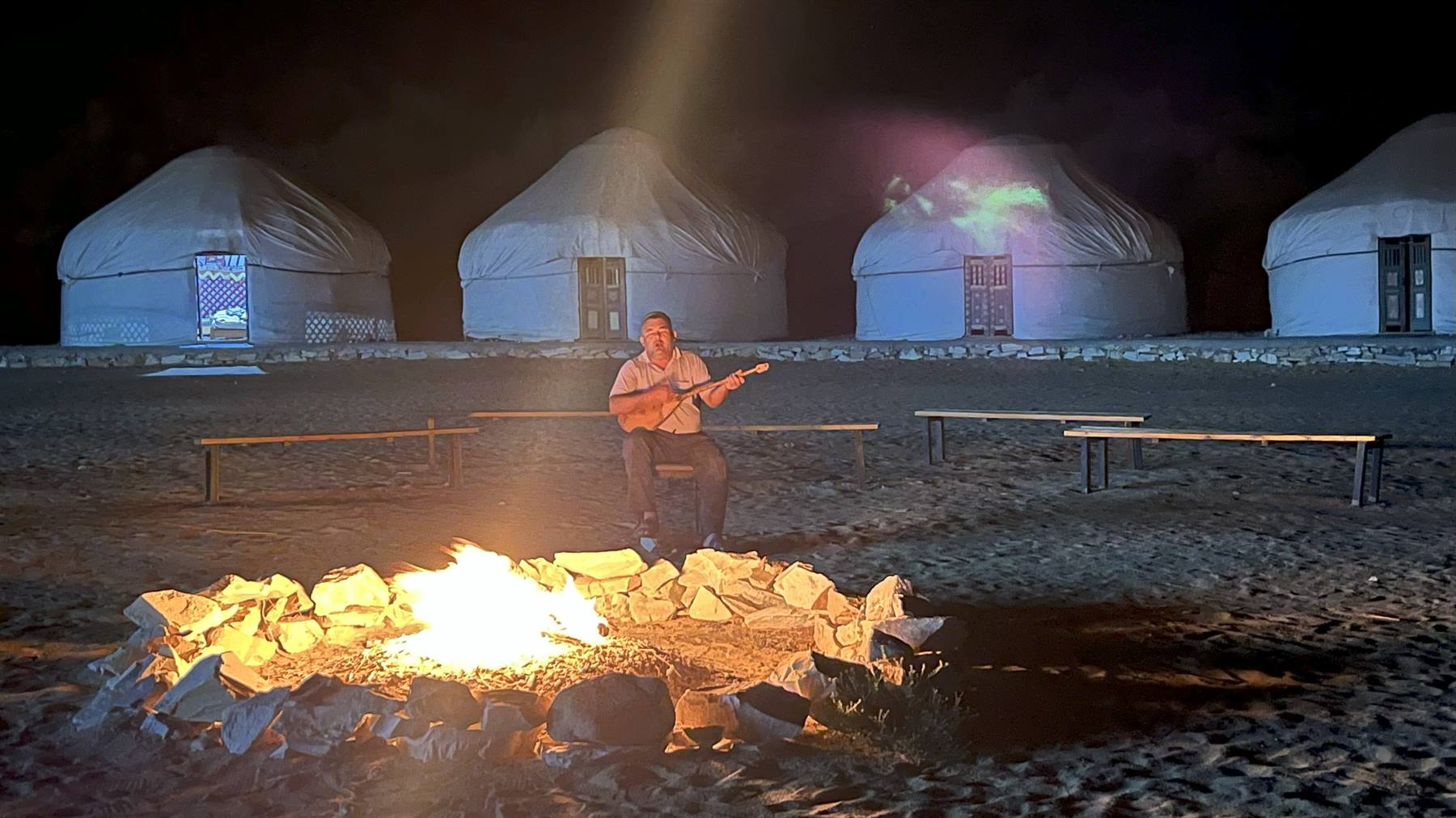 Musica chitarrata davanti al falò accanto alle iurte di Aydar Lake