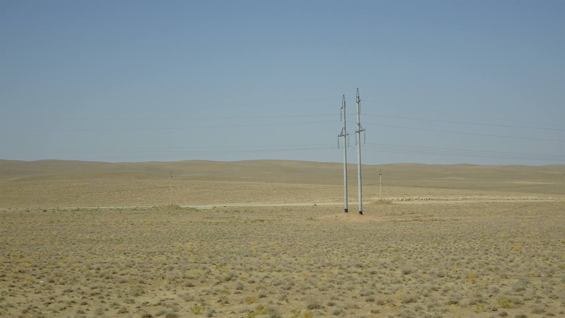 Palo della luce solitario nella steppa arida del deserto Kizilkum