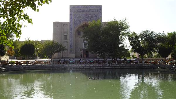 Bukhara, madrasa in mattoni e maioliche blu riflessa nello stagno Lyab-i Hauz