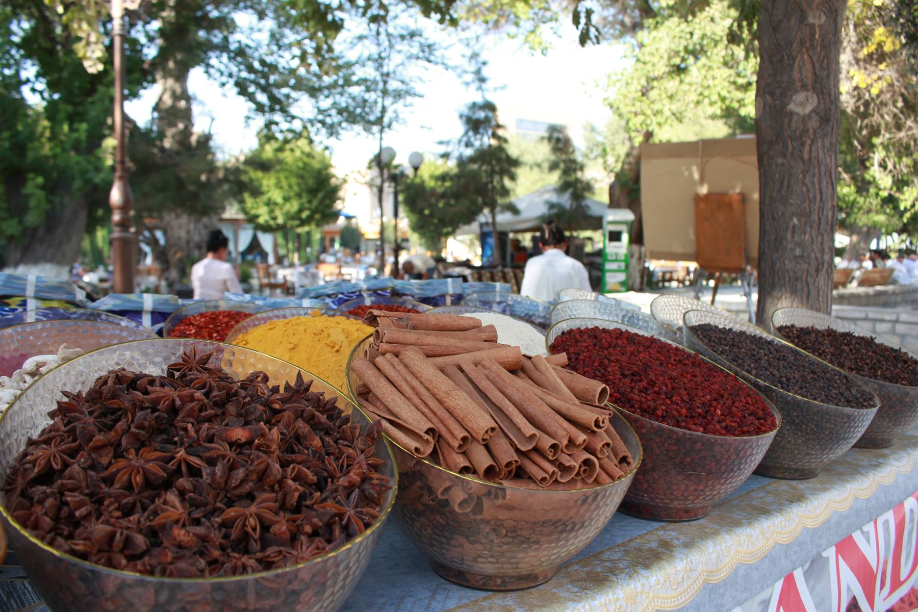 Ciotole di spezie sotto un albero al bazar di Bukhara